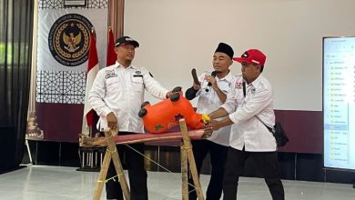 Pelatihan juru sembelih halal untuk napiter Nusakambangan menggunakan replika hewan di Lapas Besi Cilacap.