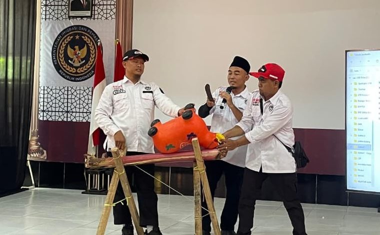 Pelatihan juru sembelih halal untuk napiter Nusakambangan menggunakan replika hewan di Lapas Besi Cilacap.