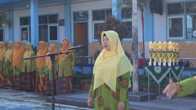 Puluhan peserta JagalMu Wonosobo berfoto bersama saat mengikuti pelatihan intensif juru sembelih halal di depan spanduk acara.