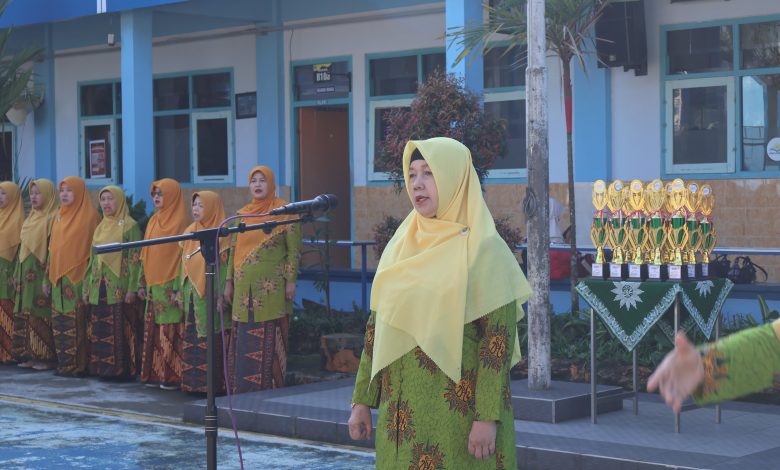 Puluhan peserta JagalMu Wonosobo berfoto bersama saat mengikuti pelatihan intensif juru sembelih halal di depan spanduk acara.