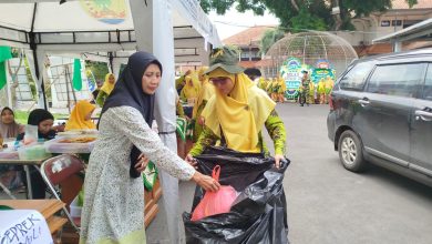 Aksi sigap para relawan perempuan Muhammadiyah saat mengelola distribusi logistik dan konsumsi pada perayaan Milad 'Aisyiyah ke-109 di Jepara. Selanjutnya, kegiatan pendukung ini ikut menggerakkan sektor ekonomi dan kepedulian sosial sesama kader.