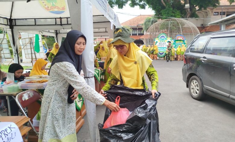Aksi sigap para relawan perempuan Muhammadiyah saat mengelola distribusi logistik dan konsumsi pada perayaan Milad 'Aisyiyah ke-109 di Jepara. Selanjutnya, kegiatan pendukung ini ikut menggerakkan sektor ekonomi dan kepedulian sosial sesama kader.