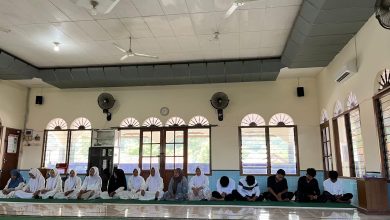 Siswa dan siswi SMP Muhammadiyah Jepara duduk khidmat mengikuti tradisi khataman Al-Qur'an menjelang momen kelulusan siswa SMP 2026.