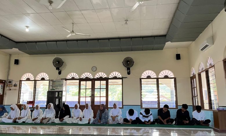 Siswa dan siswi SMP Muhammadiyah Jepara duduk khidmat mengikuti tradisi khataman Al-Qur'an menjelang momen kelulusan siswa SMP 2026.