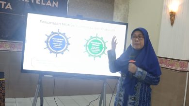 Kepala SD Muhammadiyah 1 Ketelan Solo Sri Sayekti memberikan pemaparan materi persentasi Manajemen Ilahi dalam studi inspirasi bersama SD Muhammadiyah Palur