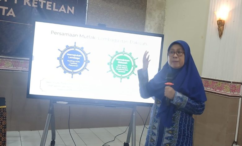 Kepala SD Muhammadiyah 1 Ketelan Solo Sri Sayekti memberikan pemaparan materi persentasi Manajemen Ilahi dalam studi inspirasi bersama SD Muhammadiyah Palur