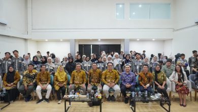 Foto bersama dosen dan mahasiswa PBSI UMP dengan BIM University Bali saat Kuliah Kerja Nyata di Bali di dalam gedung auditorium.