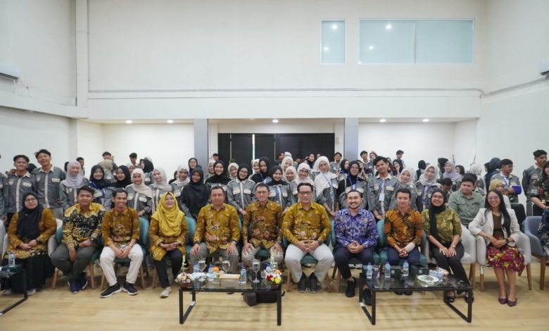 Foto bersama dosen dan mahasiswa PBSI UMP dengan BIM University Bali saat Kuliah Kerja Nyata di Bali di dalam gedung auditorium.