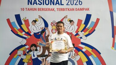 Kepala Sekolah SD Aisyiyah Slawi memegang piala dan sertifikat penghargaan Sekolah Berdedikasi Literasi Nasional di panggung Festival Literasi Nasional 2026 Solo.