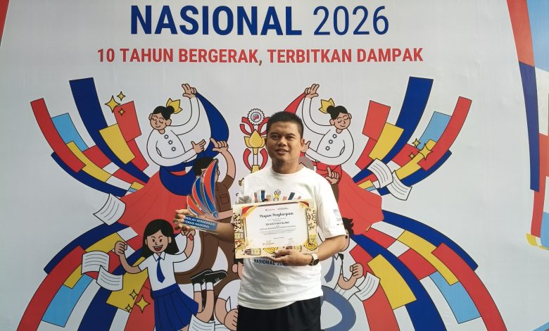 Kepala Sekolah SD Aisyiyah Slawi memegang piala dan sertifikat penghargaan Sekolah Berdedikasi Literasi Nasional di panggung Festival Literasi Nasional 2026 Solo.