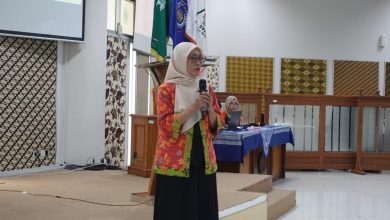 Koordinator magang Arsitektur UMS Ir. Yayi Arsandrie memberikan sosialisasi portofolio dan persiapan karier mahasiswa di Gedung Siti Walidah.