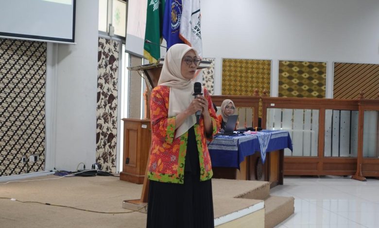 Koordinator magang Arsitektur UMS Ir. Yayi Arsandrie memberikan sosialisasi portofolio dan persiapan karier mahasiswa di Gedung Siti Walidah.