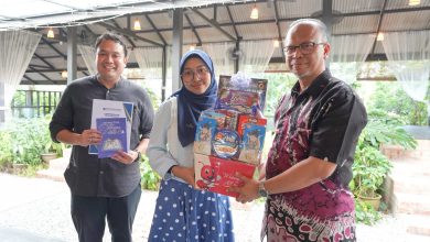 Penyerahan parsel hadiah dan buku antologi puisi Antologi Puisi Untaian Rasa 4 kepada perwakilan mahasiswa dalam sebuah acara.