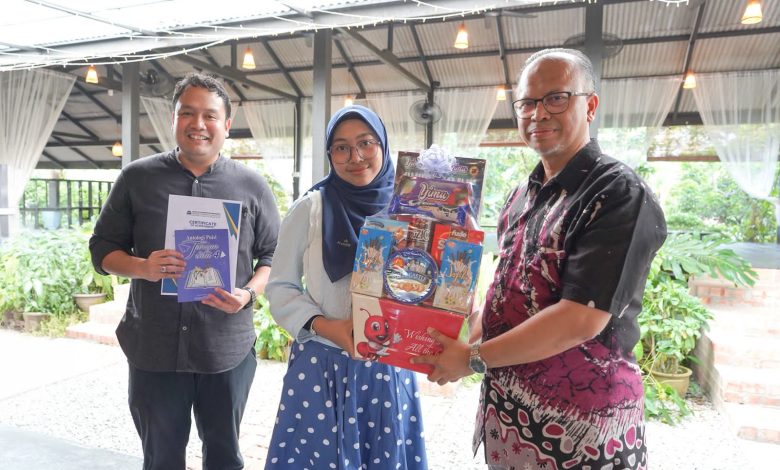 Penyerahan parsel hadiah dan buku antologi puisi Antologi Puisi Untaian Rasa 4 kepada perwakilan mahasiswa dalam sebuah acara.