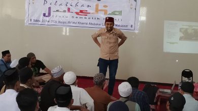 Suasana pelatihan juru sembelih halal Juleha PCM Maricaya di Masjid Miratul Khaerat Makassar menjelang Idul Adha.