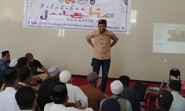 Suasana pelatihan juru sembelih halal Juleha PCM Maricaya di Masjid Miratul Khaerat Makassar menjelang Idul Adha.