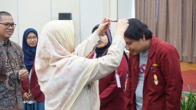 Penyematan tanda peserta oleh Rektor UNIMMA Lilik Andriyani kepada perwakilan kader IMM dalam pengukuhan Relawan Muhammadiyah Holistic IMM Care.
