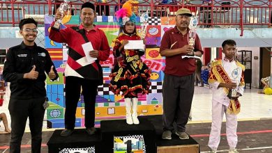 Penyerahan piala Juara Umum Kejuaraan Drumband Pekalongan 2026 kepada perwakilan SD Muhammadiyah Tangkil Tengah di podium GOR Jetayu.