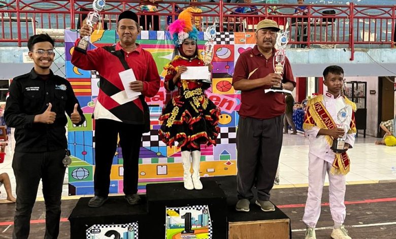 Penyerahan piala Juara Umum Kejuaraan Drumband Pekalongan 2026 kepada perwakilan SD Muhammadiyah Tangkil Tengah di podium GOR Jetayu.