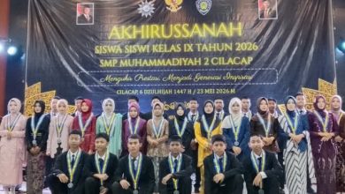 Prosesi Akhirussanah SMP Mudacil Cilacap, para siswa kelas IX foto bersama guru di panggung Sentul Convention Hall
