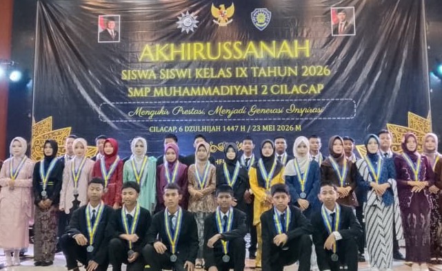 Prosesi Akhirussanah SMP Mudacil Cilacap, para siswa kelas IX foto bersama guru di panggung Sentul Convention Hall