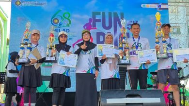 Perwakilan tim voli RSU PKU Muhammadiyah Aghisna Kroya saat menerima piala juara 2 turnamen bola voli pada panggung Milad RS PKU Muhammadiyah Gombong ke-68.