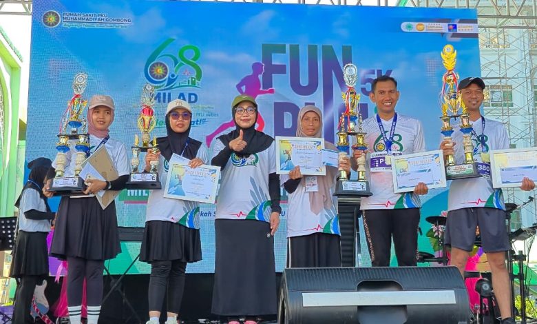 Perwakilan tim voli RSU PKU Muhammadiyah Aghisna Kroya saat menerima piala juara 2 turnamen bola voli pada panggung Milad RS PKU Muhammadiyah Gombong ke-68.