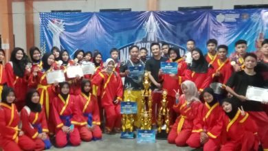 Foto bersama para atlet pencak silat remaja berseragam merah Tapak Suci membawa piala juara umum dan sertifikat nasional di ajang Tapak Suci Nusakambangan Championship 2026 Cilacap.