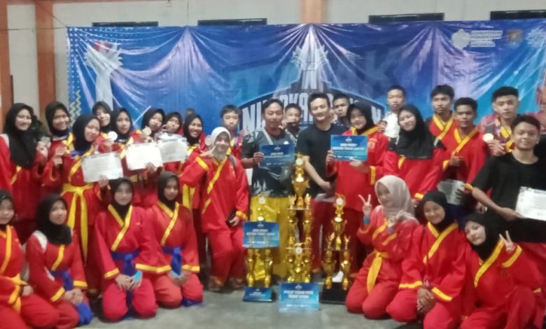 Foto bersama para atlet pencak silat remaja berseragam merah Tapak Suci membawa piala juara umum dan sertifikat nasional di ajang Tapak Suci Nusakambangan Championship 2026 Cilacap.