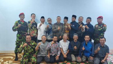 Pengurus PDM Kabupaten Tegal, PCM Bumijawa, dan KOKAM foto bersama usai pembentukan empat ranting baru dalam momentum Milad Muhammadiyah ke-117.