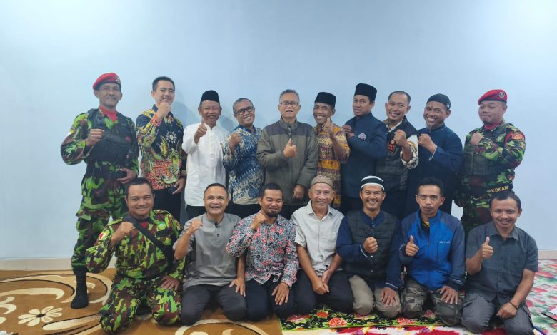 Pengurus PDM Kabupaten Tegal, PCM Bumijawa, dan KOKAM foto bersama usai pembentukan empat ranting baru dalam momentum Milad Muhammadiyah ke-117.