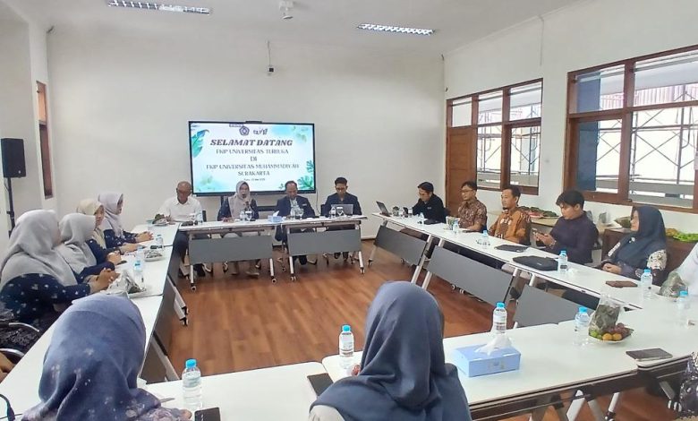 Suasana pertemuan kunjungan FKIP Universitas Terbuka di FKIP Universitas Muhammadiyah Surakarta UMS