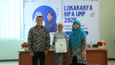 Penyerahan cendera mata dalam acara Lokakarya BIPA UMP 2026 di Universitas Muhammadiyah Purwokerto