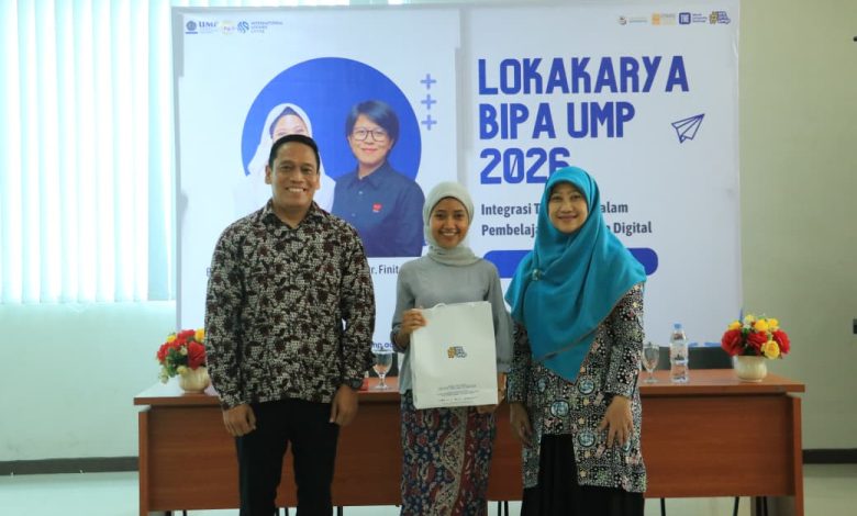 Penyerahan cendera mata dalam acara Lokakarya BIPA UMP 2026 di Universitas Muhammadiyah Purwokerto