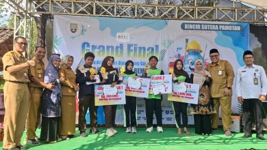 Wakil Bupati Rembang berfoto bersama para pemenang Lomba Kreativitas Daur Ulang Galon di panggung Grand Final Kincir Sutera Pamotan.