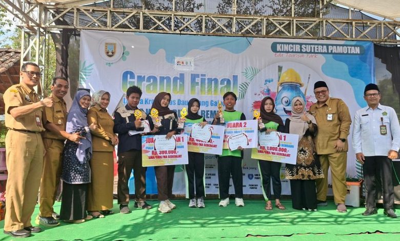 Wakil Bupati Rembang berfoto bersama para pemenang Lomba Kreativitas Daur Ulang Galon di panggung Grand Final Kincir Sutera Pamotan.