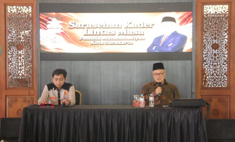 Hajriyanto Y Thohari saat menyampaikan materi dalam Sarasehan Kader Lintas Masa Pemuda Muhammadiyah Kota Surakarta
