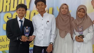 Siswa berprestasi SMP Mutual Kota Magelang memegang piala penghargaan FLS2N 2026 didampingi guru pembina