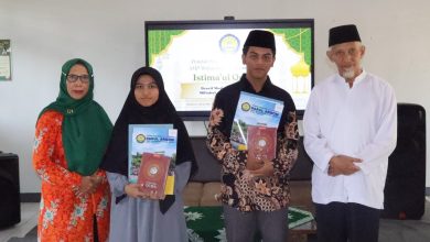 Foto bersama dua santri tahfidz 30 juz, Miftahul Jannah dan Dzarif Mudzaffar, membawa mushaf Al-Qur'an dan piagam penghargaan didampingi pengurus Pondok Pesantren Darul Arqom Muhammadiyah Bayan Purworejo saat acara Istima’ul Qur’an.