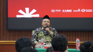 Dr. Suyanto, S.Ag., M.Ag. sedang berbicara menggunakan mikrofon dalam forum Stadium General DAMNas IMM Surakarta mengenai disrupsi masyarakat urban.