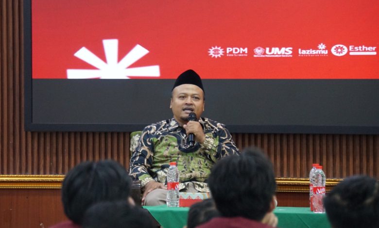 Dr. Suyanto, S.Ag., M.Ag. sedang berbicara menggunakan mikrofon dalam forum Stadium General DAMNas IMM Surakarta mengenai disrupsi masyarakat urban.