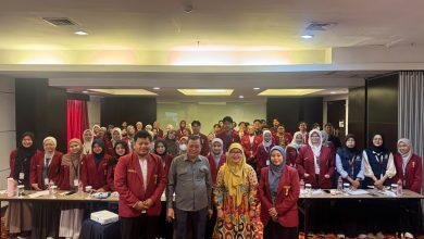 Foto bersama Yayah Khisbiyah, pengurus, dan seluruh peserta kader IMM dalam sesi materi umum di Magelang.