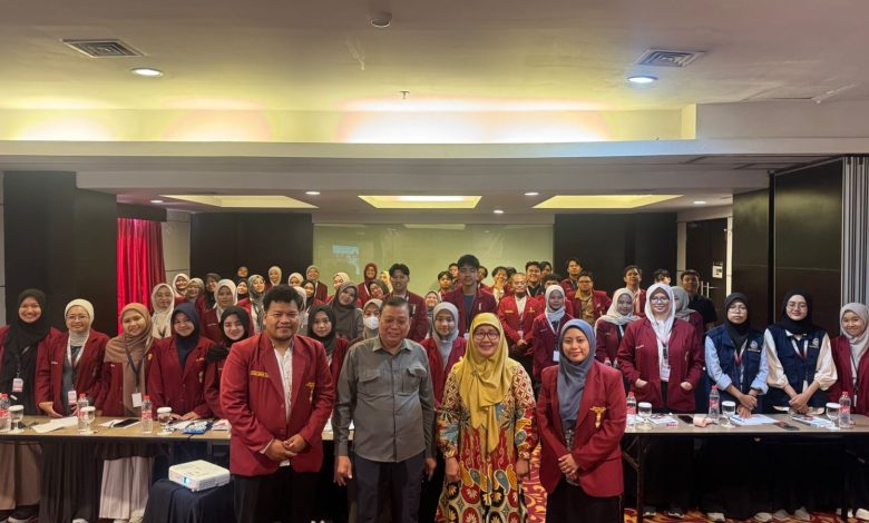 Foto bersama Yayah Khisbiyah, pengurus, dan seluruh peserta kader IMM dalam sesi materi umum di Magelang.
