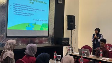Suasana pelatihan Psychological First Aid (PFA) di Magelang menampilkan pemateri menjelaskan cara mencegah PTSD di depan layar proyektor kepada para relawan.