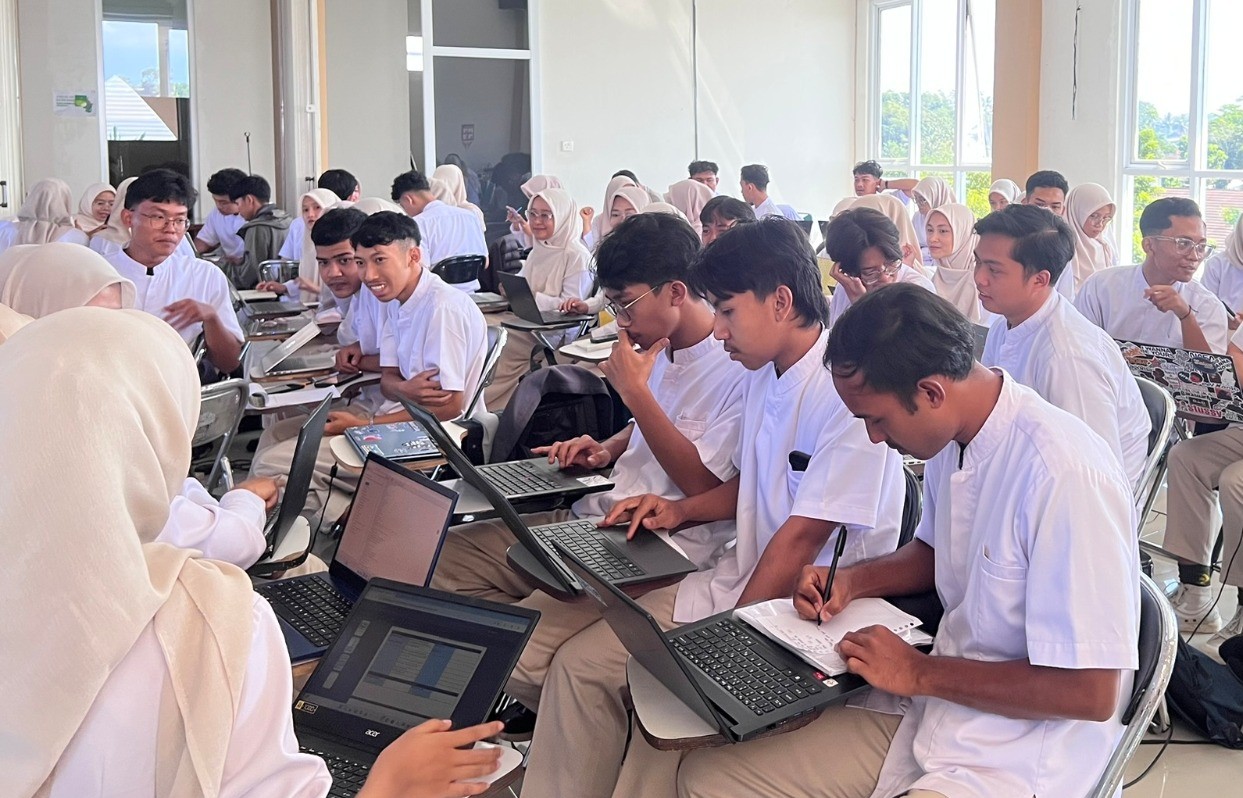 Mahasiswa rekam medis AKMT Temanggung serius menggunakan laptop saat praktik pengkodean diagnosis penyakit dalam Pelatihan Koding JKN.