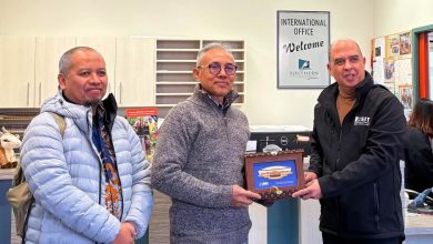 Rektor UMS Prof. Dr. Harun Joko Prayitno menyerahkan cinderamata kepada Head of International Office SIT Selandia Baru Riza Ambadar.