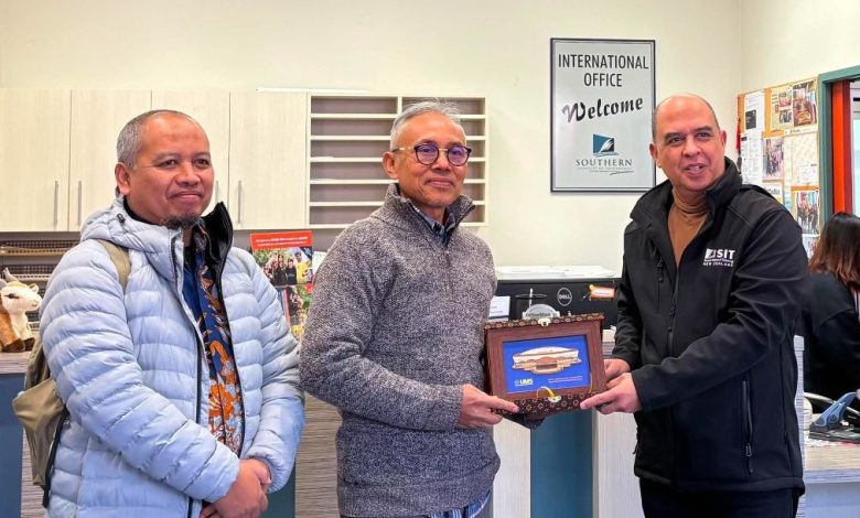Rektor UMS Prof. Dr. Harun Joko Prayitno menyerahkan cinderamata kepada Head of International Office SIT Selandia Baru Riza Ambadar.