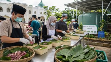 Panitia kurban mengemas daging menggunakan besek bambu dan daun pisang sebagai upaya kurban ramah lingkungan tanpa plastik.