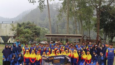 Siswa kelas 6 SD Birrul Walidain Muhammadiyah Tanon berfoto bersama memegang spanduk Fun Camping di Wonderpark Tawangmangu