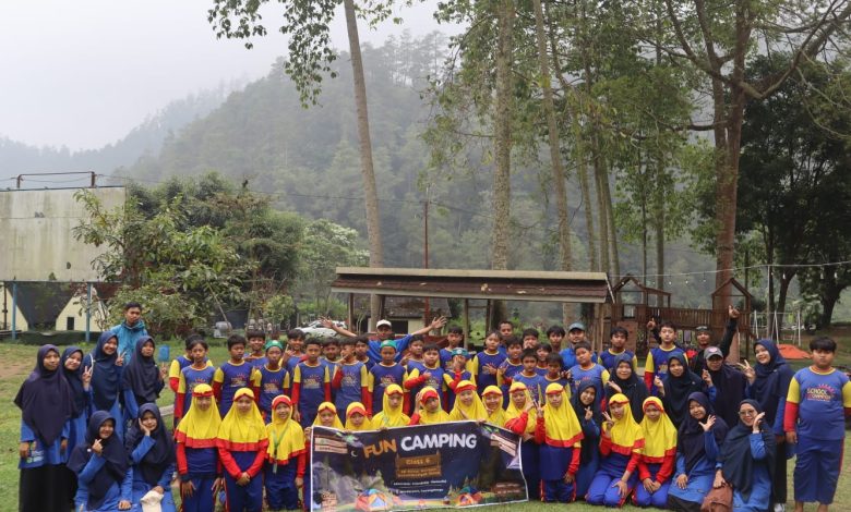 Siswa kelas 6 SD Birrul Walidain Muhammadiyah Tanon berfoto bersama memegang spanduk Fun Camping di Wonderpark Tawangmangu